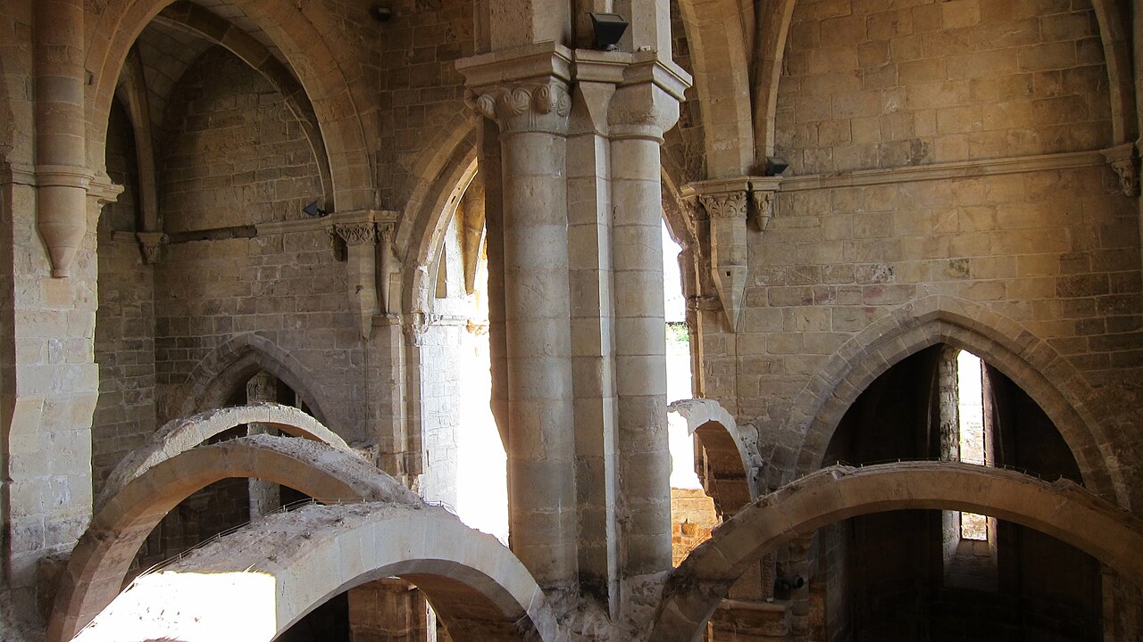 Interior das ruínas do Mosteiro de Santa Clara-a-Velha